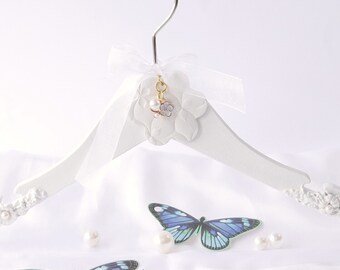 White Personalised Flower Girl Hanger with Pearls, Decorative Tag, White Hand Painted Small Hanger, Satin Bag Included, Flower Girl Gift.