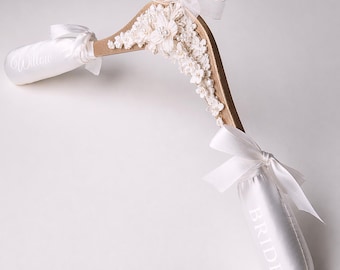Luxus Hochzeitskleid Kleiderbügel, personalisierte Braut Kleiderbügel mit Gold Detail, Floral Braut Name Kleiderbügel, kundenspezifisches Hochzeitsfoto Prop Geschenk