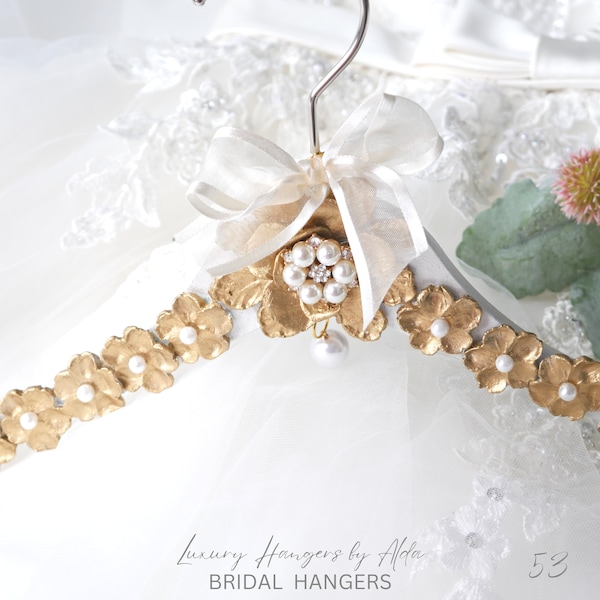 Cintre de mariée doré avec fleurs et perles, Cintre personnalisé pour robe de mariée avec nom et date, Sac en satin inclus, Cadeau pour la mariée