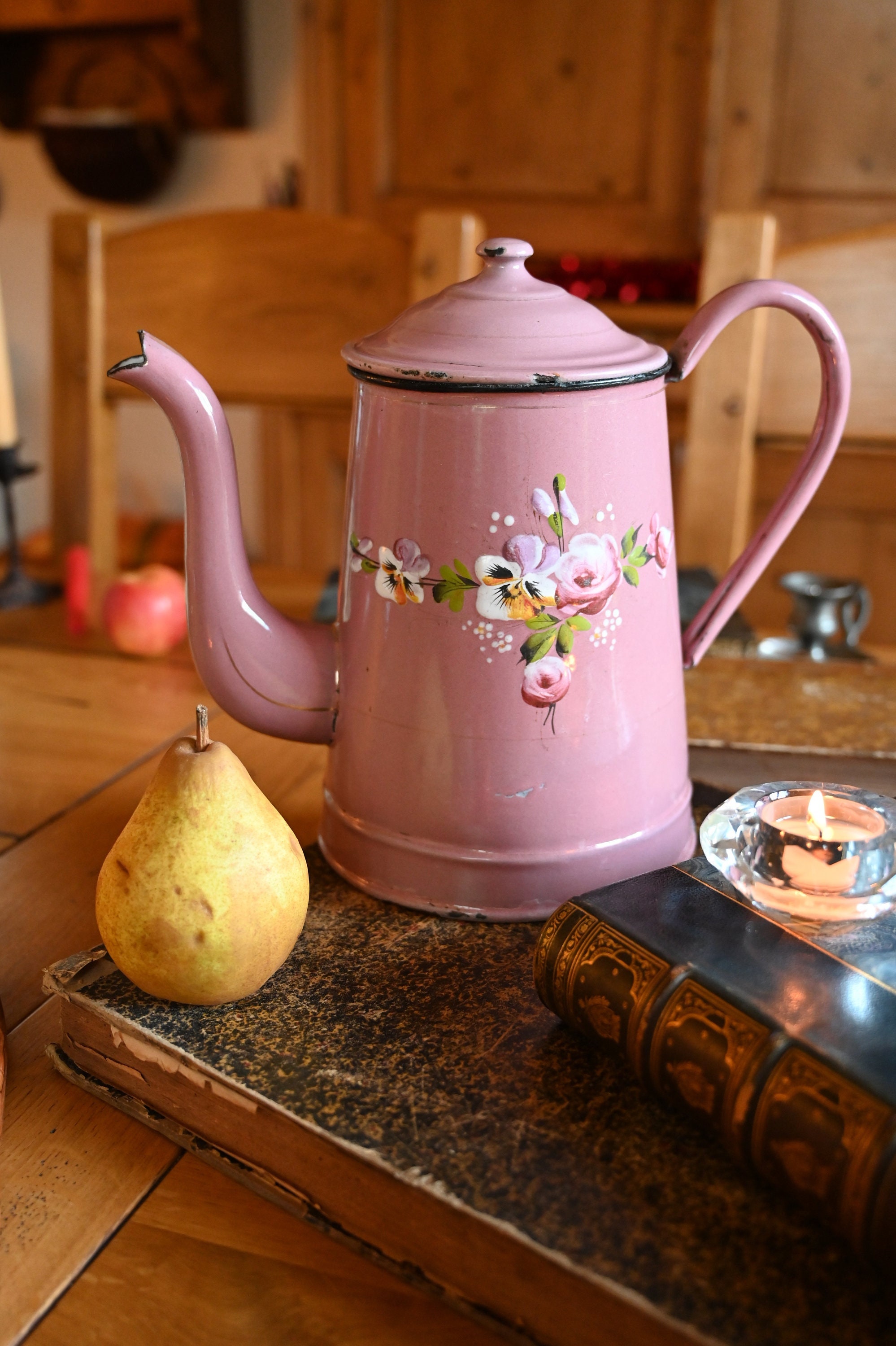 Cafetière Émaillée Ancienne Rose Décors Fleuris en Relief | Vintage