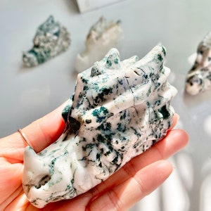 Large Elegant Hand-Carved Moss Agate Crystal Dragon Skull Carving Dragon Head Dragon Head Carving 230-320g 8.1-11.3oz 10-11cm 3.9-4.3in