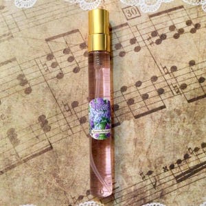 Próbka perfum w sprayu Lilac, zapach kwiatów wiosennych, kwiatowy symbol vintage, wyprodukowano w Kanadzie, intensywny fioletowy zapach, kompozycja w koszyku
