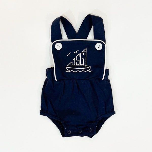 Sunsuit met monogram voor jongens | Jongens geborduurd zonnepak | Jongens gepersonaliseerde sunsuit | Zeilbootzonnepak voor jongens