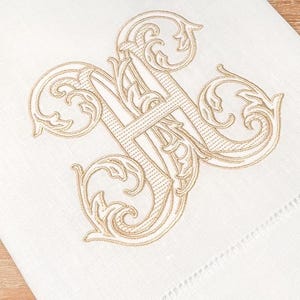 Handduk med monogram i linne | Handduk med initialer | Broderad handduk i linne | Bröllopspresent | Handduk med monogram bild 2