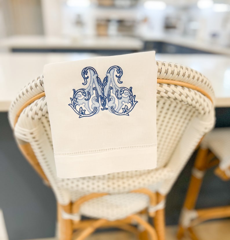 Handduk med monogram i linne | Handduk med initialer | Broderad handduk i linne | Bröllopspresent | Handduk med monogram bild 1