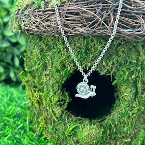 Ensemble collier escargot et carte de voeux, « By Perseverance, l'escargot a atteint l'arche » estampillé sur la carte