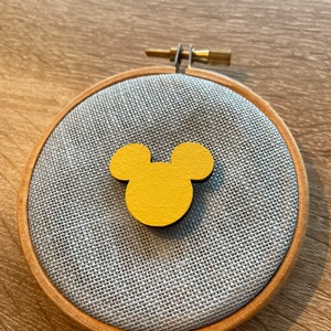 Aiguille MDF jaune en forme de souris (smiley face arrière)