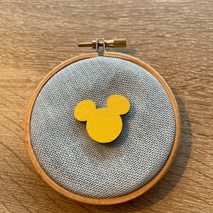 Aiguille MDF jaune en forme de souris (dos d’étoile)