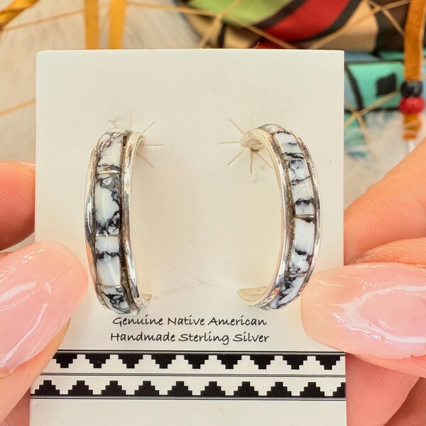 ¡A mitad de precio! ¡Aretes de medio aro con incrustaciones de piedra de búfalo blanco de los nativos americanos navajos! ¡Aretes navajos auténticos hechos a mano!