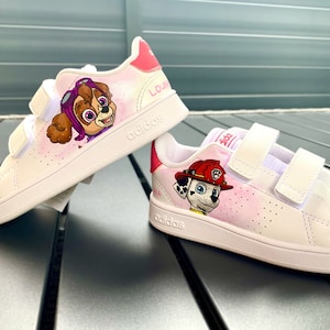 Personalisierte handbemalte Sneakers + farbiger Hintergrund (Kindergröße) „ANIME CARTOON“