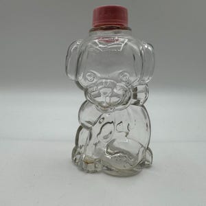 Pode incluir: Um conjunto de três canecas de cerâmica creme com esmalte salpicado. Cada caneca apresenta um design floral pintado à mão em tons de azul, verde e amarelo. As canecas têm uma forma simples e arredondada e uma pega.