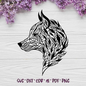 Puede incluir: Ilustración en blanco y negro de línea de arte de una cabeza de lobo con intrincados detalles que se asemejan a hojas y ramas. La cabeza del lobo está mirando hacia la izquierda y la imagen está sobre un fondo de madera blanco.