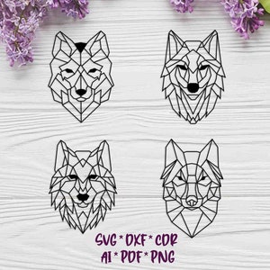 Op de afbeelding: Vier geometrische wolfskopontwerpen in zwart op een witte houten achtergrond. De ontwerpen zijn gemaakt van driehoeken en lijnen. De tekst "SVG * DXF * CDR AI * PDF * PNG" staat onderaan de afbeelding.