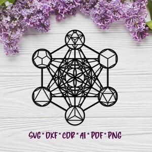 Könnte beinhalten: Schwarzweißes geometrisches Design eines heiligen Geometrie-Symbols, bekannt als Blume des Lebens, mit einem Davidstern und anderen geometrischen Formen. Das Design befindet sich auf einem weißen Holzgrund.