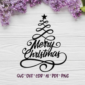 Op de afbeelding: Zwart, gestileerd kerstboomontwerp met een ster en de woorden "Merry Christmas" in sierlijke letters. Op een witte houtnerf achtergrond, met paarse bloemen in de hoeken.