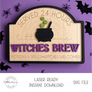 Könnte beinhalten: Ein Holzschild mit schwarzem Rahmen und einer lila Aufschrift, die "Witches Brew" lautet. Das Schild zeigt auch einen schwarzen Kessel mit grünen Blasen und einen Holzlöffel sowie den Text "Served 24 Hours" in einem schwarzen Kreis.
