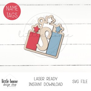 Puede incluir: Un diseño de fuegos artificiales rojo, blanco y azul cortado con láser con una estrella en la parte superior. El diseño está etiquetado como "NAME TAGS" y está listo para descargarse instantáneamente.