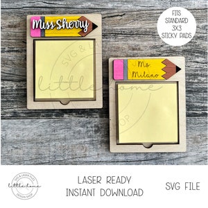 Könnte beinhalten: Zwei Holzrahmen mit Bleistiftdesign und Platz für einen 3x3 Haftnotizblock. Die Rahmen sind mit "Miss Sherry" und "Ms. Milano" beschriftet.