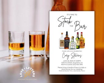 Könnte beinhalten: Eine Hochzeitseinladung mit weißem Hintergrund und schwarzem Text. Die Einladung ist für eine "Stock the Bar"-Party für Cory Stevens. Die Einladung enthält Datum, Uhrzeit und Ort der Party sowie eine Bitte an die Gäste, eine Flasche Alkohol mitzubringen. Die Einladung enthält auch eine Liste der bevorzugten Alkoholmarken: Tito's, Jack Daniels und Patron.