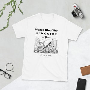 Könnte beinhalten: Weißes T-Shirt mit einem schwarz-weißen Grafikdesign, das eine Stadt in Trümmern mit einem Flugzeug zeigt. Der Text lautet "Please Stop The GENOCIDE STOP WARS".