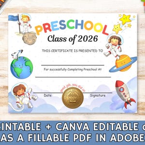 Può includere: Un colorato certificato prescolare con illustrazioni a tema spaziale. Il certificato recita "Preschool Class of 2026" e include immagini di astronauti, pianeti e un razzo. La parte inferiore del certificato recita "PRINTABLE + CANVA EDITABLE or AS A FILLABLE PDF IN ADOBE."