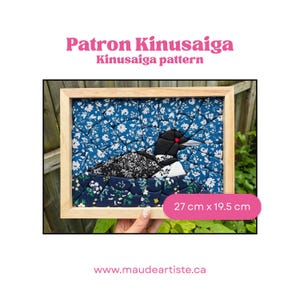 Puede incluir: Un patrón Kinusaiga con un diseño de colimbo en un marco de madera clara. La obra utiliza piezas de tela floral azul, blanca y negra. El texto dice Patron Kinusaiga, Kinusaiga pattern, 27 cm x 19,5 cm y www.maudeartiste.ca.
