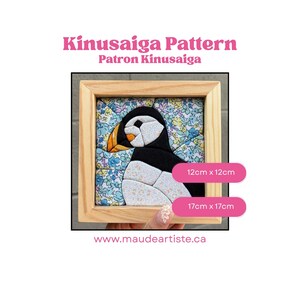 Puede incluir: Un proyecto de manualidades Kinusaiga con un diseño de frailecillo en un marco de madera clara. La obra muestra un frailecillo con detalles en negro, blanco y naranja sobre un fondo floral. Etiquetas de texto indican dimensiones de 12cm x 12cm y 17cm x 17cm.