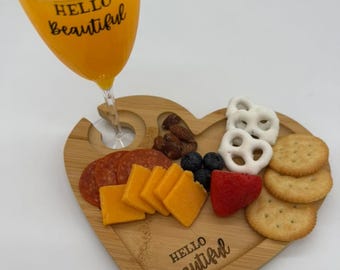 Set di tagliere e bicchieri per salumi a forma di cuore personalizzati / Tagliere in legno con incisione personalizzata / Bomboniera per addio al nubilato / Regalo per damigella d'onore / Leggero o medio