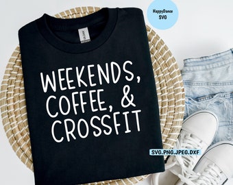 Puede incluir: Camiseta negra con texto blanco que dice "Weekends, Coffee, & CrossFit". La camiseta está doblada y colocada en una cesta de mimbre con un par de zapatillas blancas y unos pantalones cortos de mezclilla azul.