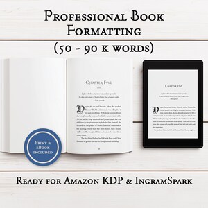 以下が含まれることがあります： 開いた本とデジタルリーダーがテキストを表示し、上部に「PROFESSIONAL BOOK FORMATTING」と「(50 - 90 K WORDS)」という言葉があります。左側には「PRINT & EBOOK INCLUDED」と書かれた青い円があります。「READY FOR AMAZON KDP & INGRAMSPARK」というテキストが下にあります。