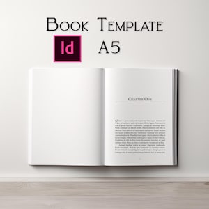 Könnte beinhalten: Eine offene A5-Buchvorlage mit schwarzem Text auf weißen Seiten. Die Überschrift lautet Book Template und enthält ein Adobe InDesign-Logo. Die rechte Seite zeigt die Überschrift Chapter One gefolgt von lateinischem Blindtext in Serifenschrift.