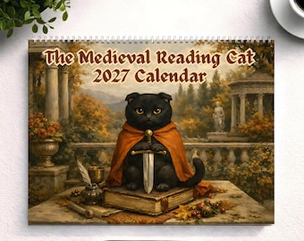 Może przedstawiać: Kalendarz ścienny na 2027 rok zatytułowany The Medieval Reading Cat przedstawiający czarnego kota w pomarańczowej pelerynie, siedzącego na książce i trzymającego miecz. W tle widać ogród z kamiennymi kolumnami i jesiennymi liśćmi.