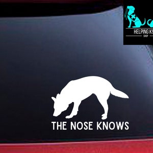 Sticker The Nose Knows, sticker sporthond, sticker werkhond, sticker hondentrainer, sticker servicehond, sticker neuswerk, politie K9-sticker