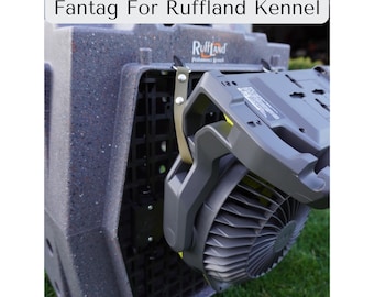 Può includere: Una ventola grigia attaccata a una cuccia Ruffland. La ventola ha una griglia nera e dettagli gialli. Il testo sull'immagine recita "NEW RYIOBI Fan Design Fantag For Ruffland Kennel" e "Helping.K9s". La cuccia è grigia e nera.