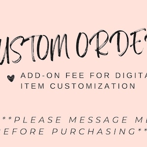 Könnte beinhalten: Hellrosa Hintergrund mit den Worten "CUSTOM ORDER" in schwarzer Schreibschrift. Darunter steht in kleinerem Text "ADD-ON FEE FOR DIGITAL ITEM CUSTOMIZATION". Der untere Teil des Bildes lautet "PLEASE MESSAGE ME BEFORE PURCHASING."