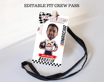 Puede incluir: Un pase de equipo blanco con el texto "EDITABLE PIT CREW PASS" en la parte superior. El pase presenta una imagen de dibujos animados de un hombre con un traje de carreras, el texto "TALLADEGA NIGHTS" y "NASCAR". Se adjunta un cordón negro.