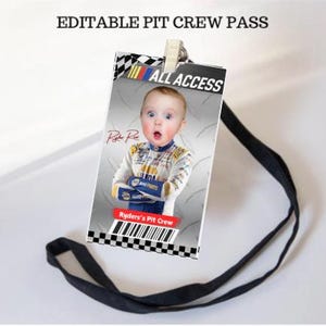 Może przedstawiać: „Editable Pit Crew Pass” z dzieckiem w stroju wyścigowym. Na karnecie widnieje napis „ALL ACCESS” i „Ryders Pit Crew”. Do karnetu przymocowana jest czarna smycz, która jest trzymana przez klips.