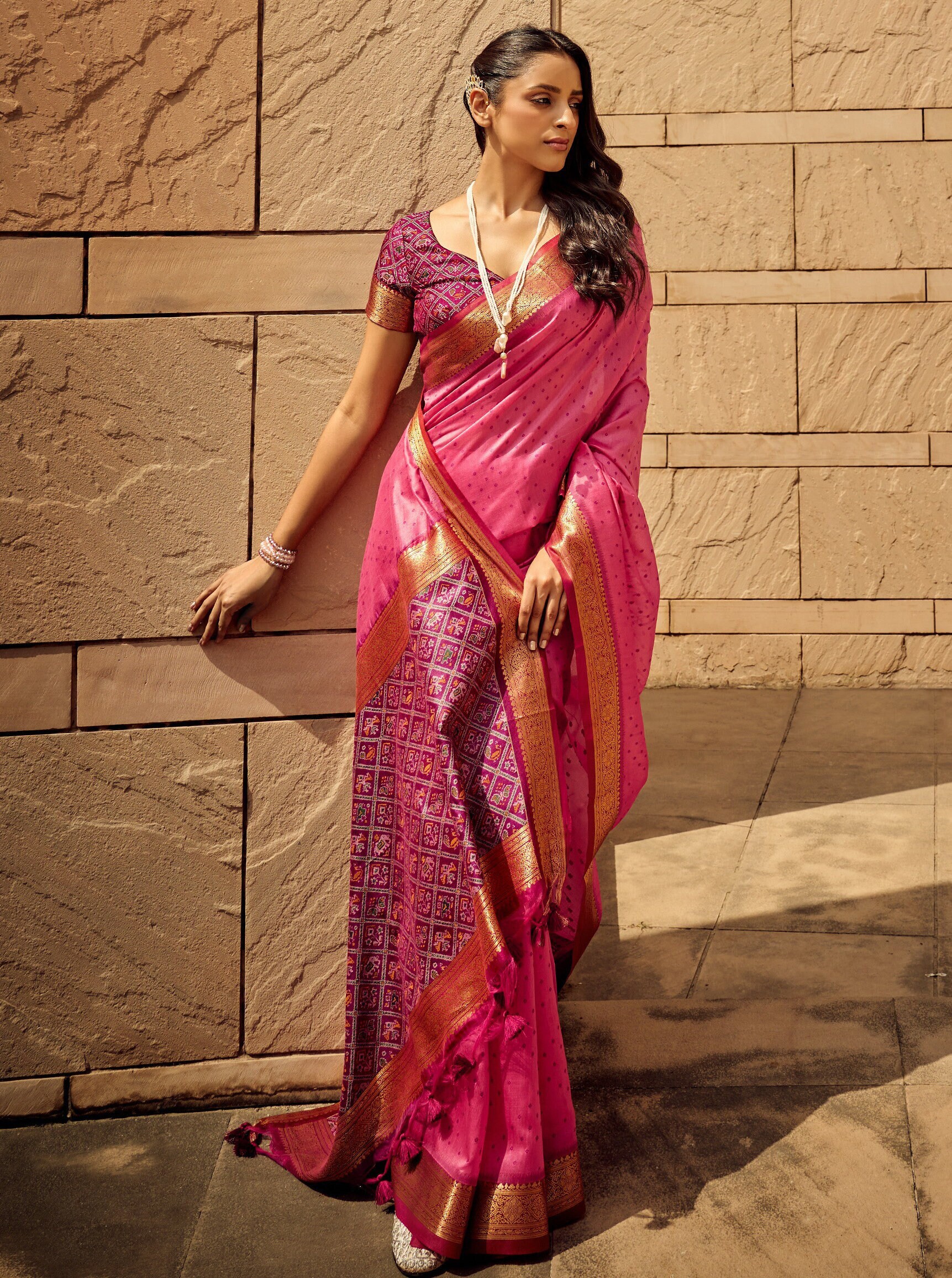 Women's Silk Blend Pink Woven Design Handloom Saree With Blouse Piece