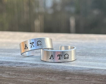 Bague estampée en métal de lettres grecques de fraternité personnalisée