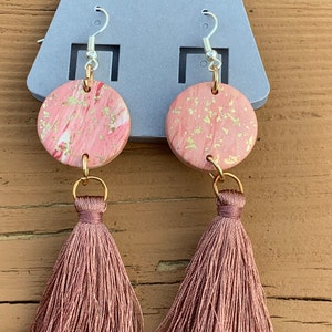 Boucles d’oreilles à pompon rose marbré