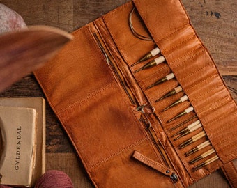 muud Stockholm Case needle case made of high-quality leather handmade knitting case color black whisky knitting crochet handcraft noble