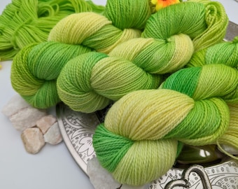 Hand-dyed wool 320 m/100g SEMILLA GOTS hand-dyed pure new wool "May green in the sunshine" yarn knitting crochet sweater shawls scarf