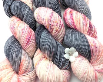 Hand-dyed pearl yarn extrafine Merino wool 100g/400m LL "Felsenröchen" grey pink speckles knitting hand-dyed mulesing-free superwash