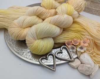 Handgefärbte Wolle 400m/100g TRIOLOGIE Schurwolle Seide Leinen "Sun kissed" natur pastell gelb  Stricken Häkeln Muttertag Geschenk #03