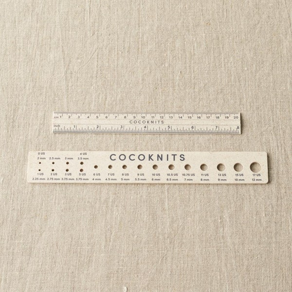 CocoKnits Lineal und Nadelmaß Set magnetisch Ruler and Needle Gauge Set Zubehör Stricken Geschenk Millimeter mm Inch " Angaben