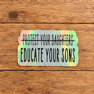 Può includere: Un adesivo olografico rettangolare con bordi smerlati che presenta il testo nero "PROTECT YOUR DAUGHTERS" con una linea barrata, seguito dal testo "EDUCATE YOUR SONS" in un carattere sans-serif in grassetto su una superficie riflettente.