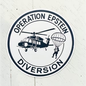 Peut inclure: Un autocollant circulaire noir et blanc. Il représente un hélicoptère et un parachutiste, avec les mots "OPERATION EPSTEIN DIVERSION" disposés en cercle autour des images.