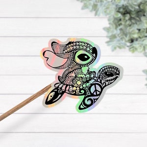 Pegatina de vinilo holográfica resistente al agua con diseño de mandala de Stitch montando una tortuga marina, calcomanía para portátil con diseño de mandala, regalo inspirado en Disney