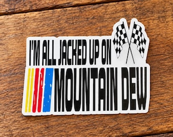 Può includere: Un adesivo rettangolare con il testo nero I'M ALL JACKED UP ON MOUNTAIN DEW. Sopra il testo ci sono due bandiere da corsa a scacchi bianche e nere incrociate. A sinistra della parola MOUNTAIN ci sono tre strisce verticali gialle, rosse e blu.