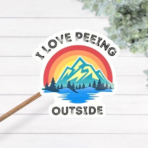 Me encanta orinar fuera de vinilo térmico laminado impermeable pegatina, divertida pegatina de Camping, Retro Sunset Camping calcomanía